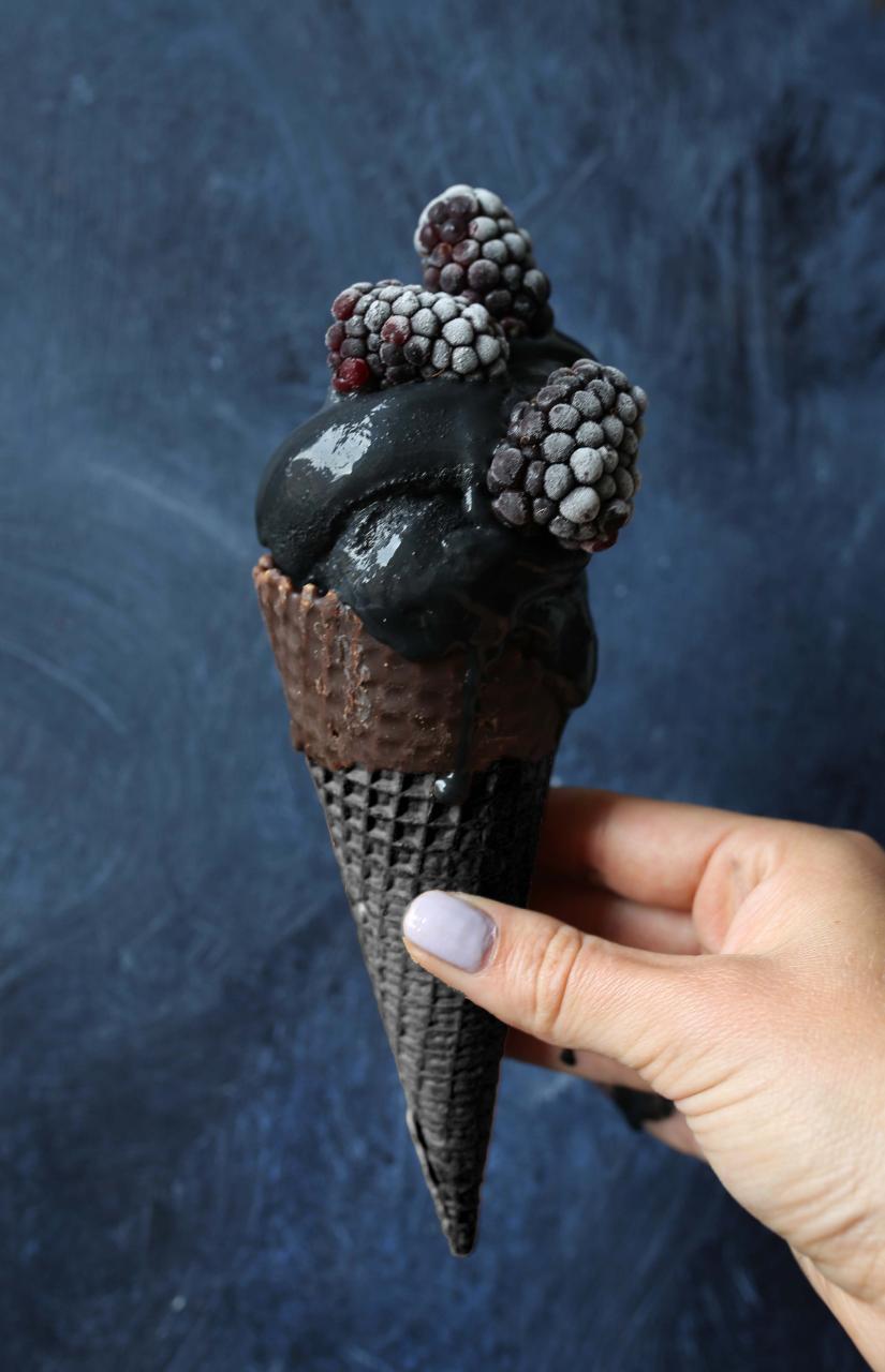 Black is the new Black - Activated Charcoal Ice Cream - Vanillacrunnch -  Lifestyle and Food Blog aus der Schweiz