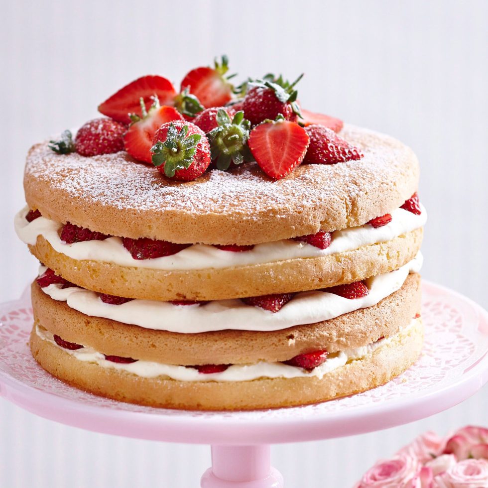 Strawberries and cream sponge cake | Women's Weekly Food