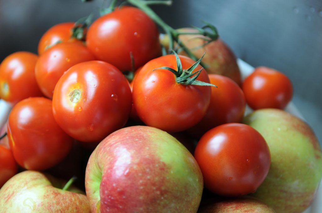 Eating apples and tomatoes daily may help repair lung damage in ex-smokers,  finds study | The Independent | The Independent